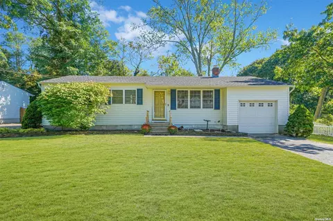 27 Hopes Ave, Holtsville, NY 11742
