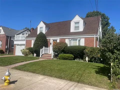 898 Fenworth Blvd, Franklin Square, NY 11010