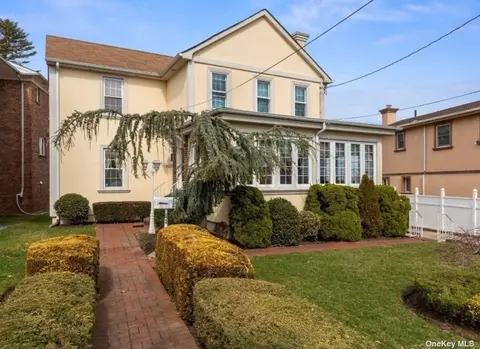 150-21 8th Ave, Whitestone, NY 11357