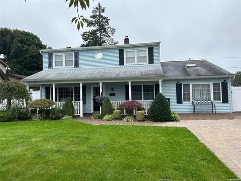 28 Chase Ln, Levittown, NY 11756