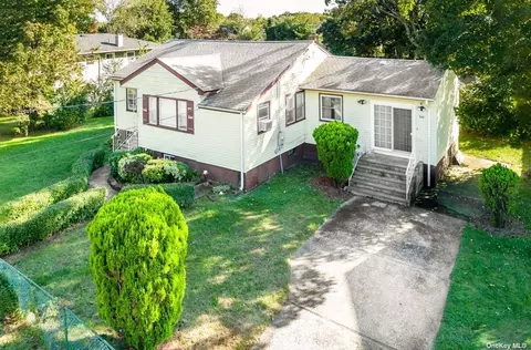 526 48th St, Lindenhurst, NY 11757
