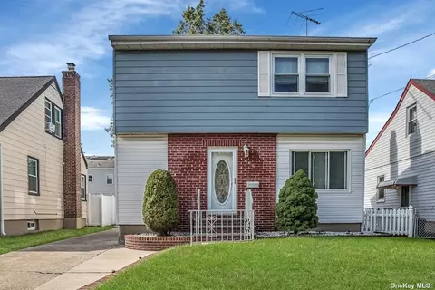 154 Jefferson St, Franklin Square, NY 11010