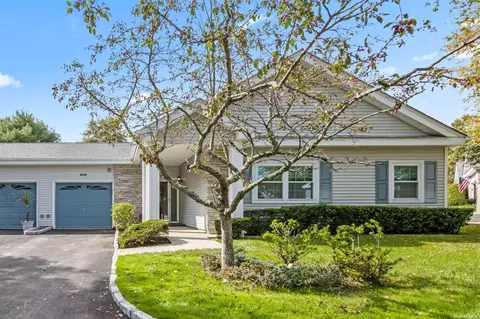 462 Hampton Ct #462, Moriches, NY 11955