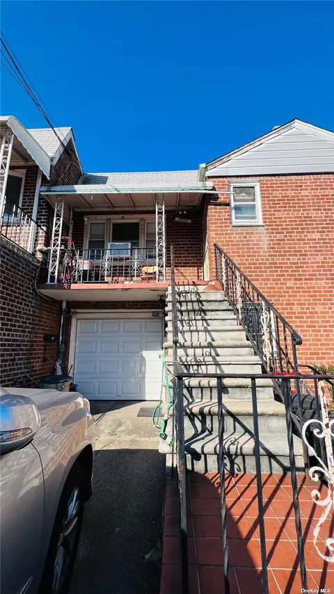 52-04 69th St, Maspeth, NY 11378