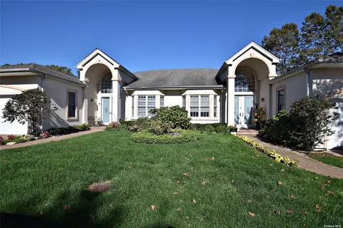 208 Montecito Cres #208, Melville, NY 11747