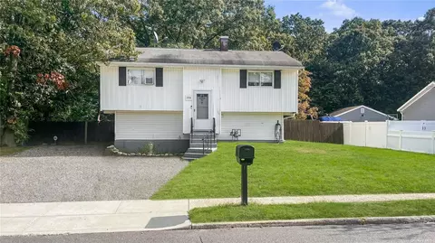 206 Stuyvesant Dr, Selden, NY 11784