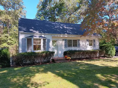 27 Private Rd, Medford, NY 11763