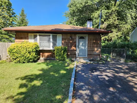 101 Somerset Ave, Mastic, NY 11950