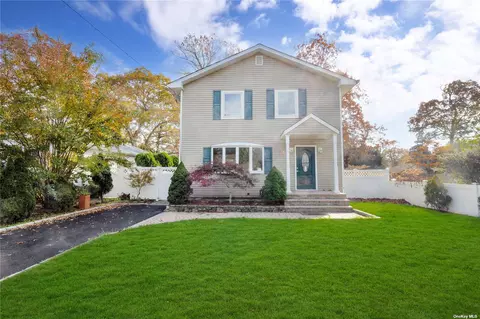 30 Woodlawn Ave, Selden, NY 11784