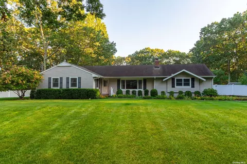 59 Woodhollow Rd, Great River, NY 11739