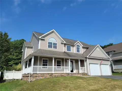 16 Manorview Way, Manorville, NY 11949