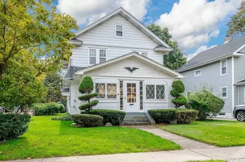 4 Sylvester Pl, Lynbrook, NY 11563