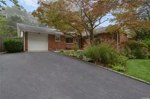 39 Cross Bow Ln, Commack, NY 11725