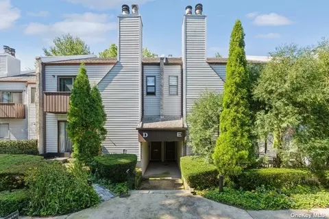 10 Wooleys Ln #E2, Great Neck, NY 11023