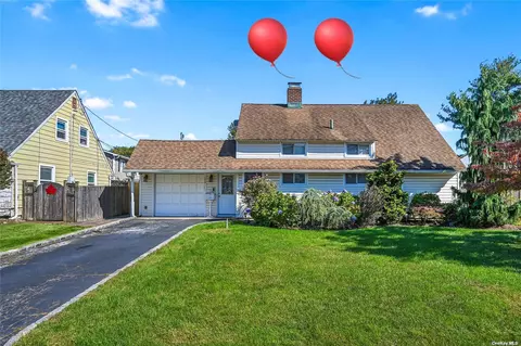15 Turn Ln, Levittown, NY 11756