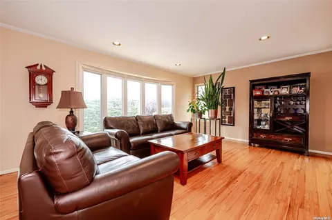 103 Elaine Dr, Oceanside, NY 11572