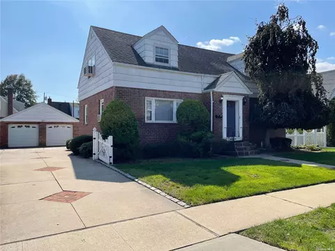 636 7th Ave, New Hyde Park, NY 11040