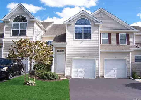 222 Kettles Ln #222, Medford, NY 11763