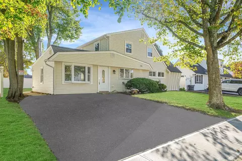 82 Woodcock Ln, Levittown, NY 11756