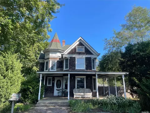 43 Railroad Ave, Center Moriches, NY 11934