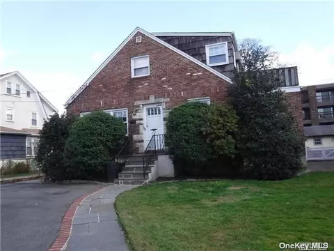 379 Mulry Ln, Lawrence, NY 11559
