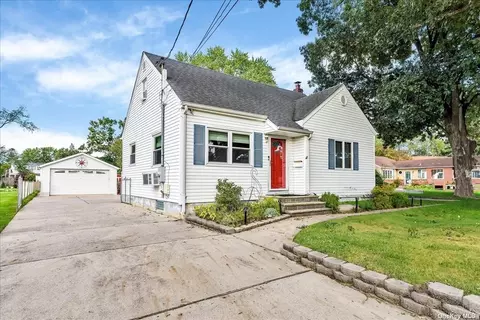 63 W Oakdale St, Bay Shore, NY 11706