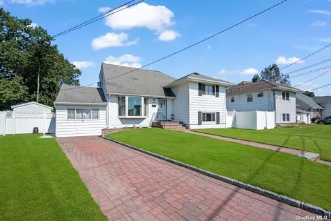 14 Manor Ln, Copiague, NY 11726