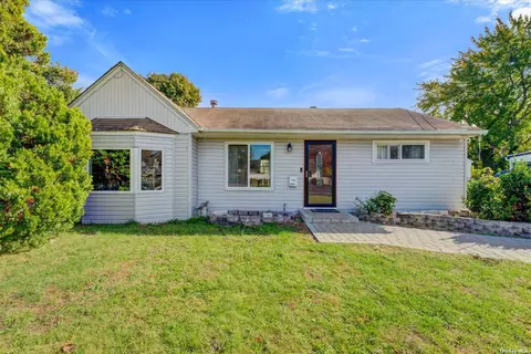 1395 Brooklyn Blvd, Bay Shore, NY 11706