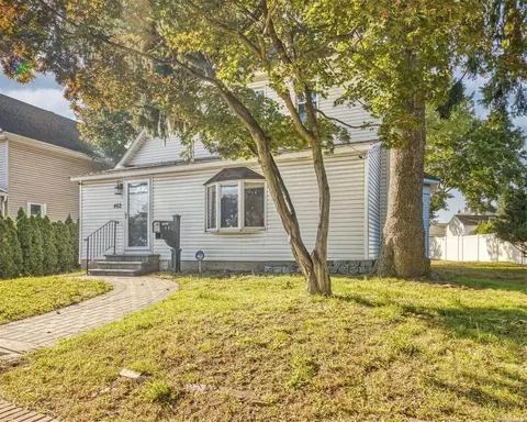 462 Secatogue Ave, Farmingdale, NY 11735