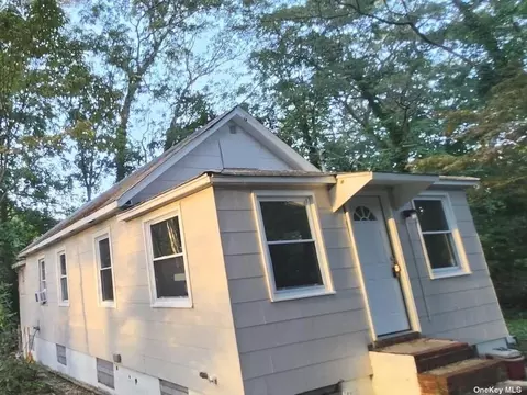 21 Plandome Rd, Sound Beach, NY 11789