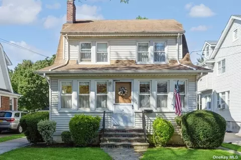 28 Hill St, Floral Park, NY 11001