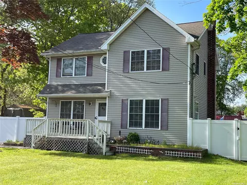 65 Lake St, Islip, NY 11751