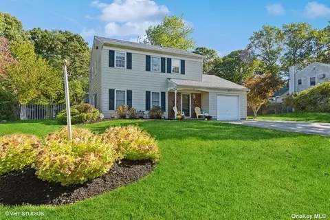 21 Scenic Hills Dr, Ridge, NY 11961