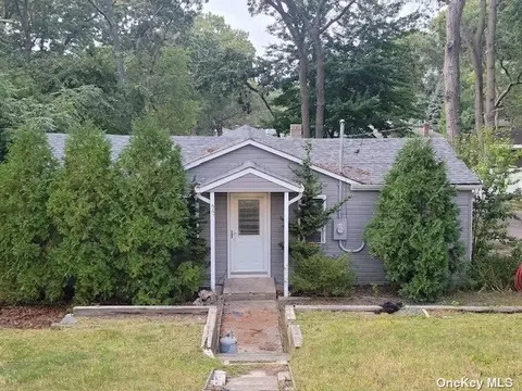33 Oneida Ave, Selden, NY 11784