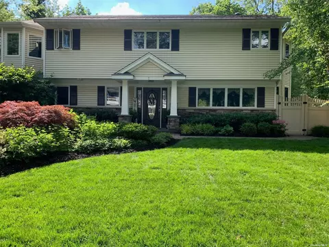 7 Cornfield Ln, Commack, NY 11725