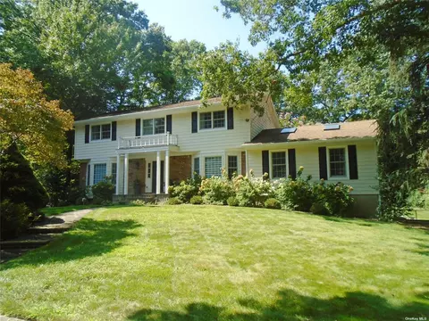 2 Amherst Ct, Setauket, NY 11733