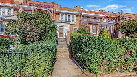 22-32 29th St, Astoria, NY 11105