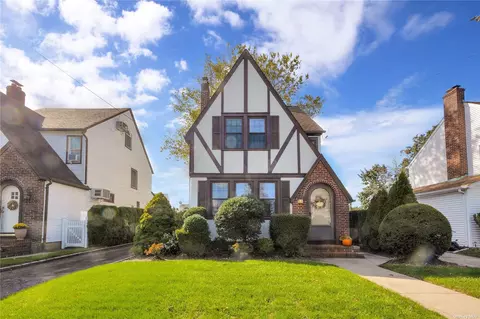 467 Foch Blvd, Mineola, NY 11501