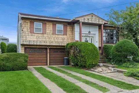 2709 Clubhouse Rd, Merrick, NY 11566