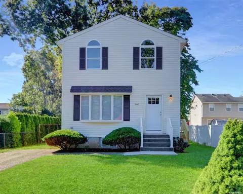 360 44th St, Copiague, NY 11726