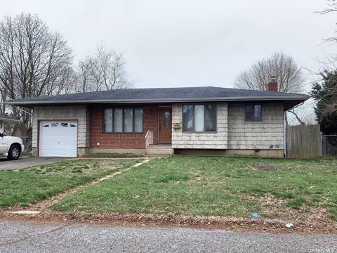 172 Floyd St, Brentwood, NY 11717