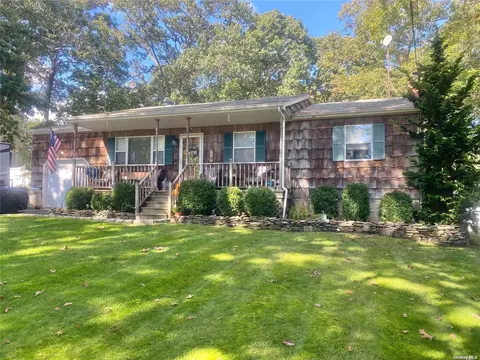 11 Carlile Ct, Center Moriches, NY 11934