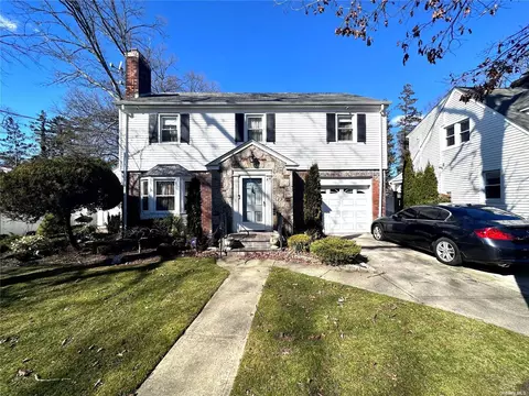 418 Pine St, Freeport, NY 11520