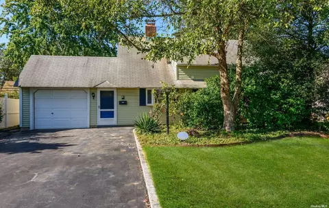 20 Cable Ln, Hicksville, NY 11801