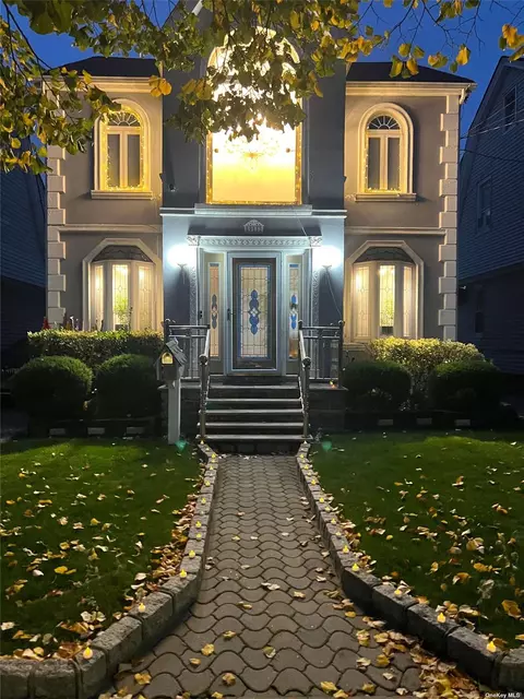 89-12 205th St, Hollis, NY 11423