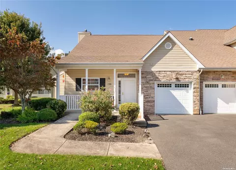 196 Pond Cir #196, Mount Sinai, NY 11766