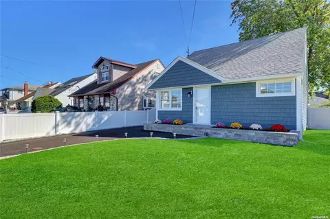 47 E Hollywood Ave, Lindenhurst, NY 11757
