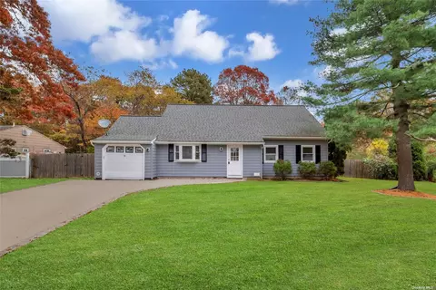 9 Winged Foot Dr, Medford, NY 11763