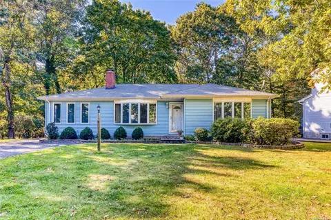 214 Lakeside Trl, Ridge, NY 11961