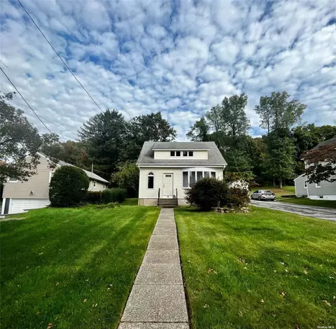75 North St, Huntington Station, NY 11746